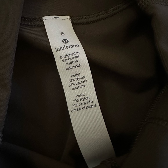 Size 6 NWT Lululemon Army Green Cropped Leggings! - Picture 3 of 4